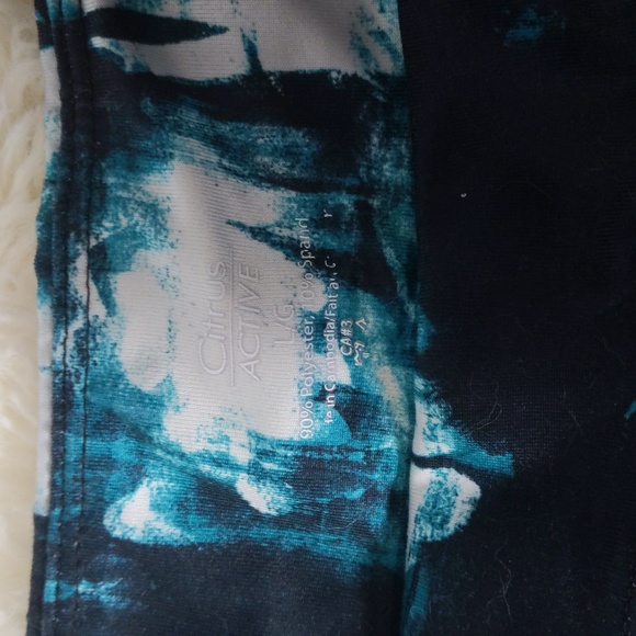 3/$20✨ LNC Citrus active blue paint print activewear capris leggings, large - Picture 3 of 8
